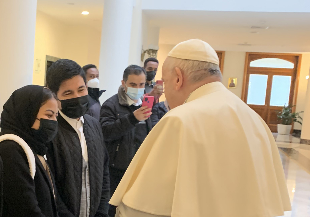 Partindo para a Grécia e Chipre, o Papa Francisco saúda um grupo de migrantes acolhidos pela Comunidade. Alguns chegaram a Itália vindos de Lesbos no voo papal 