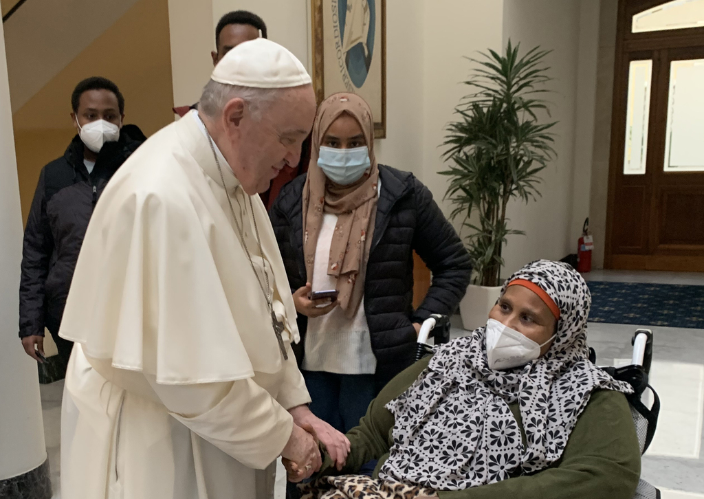 Partindo para a Grécia e Chipre, o Papa Francisco saúda um grupo de migrantes acolhidos pela Comunidade. Alguns chegaram a Itália vindos de Lesbos no voo papal 