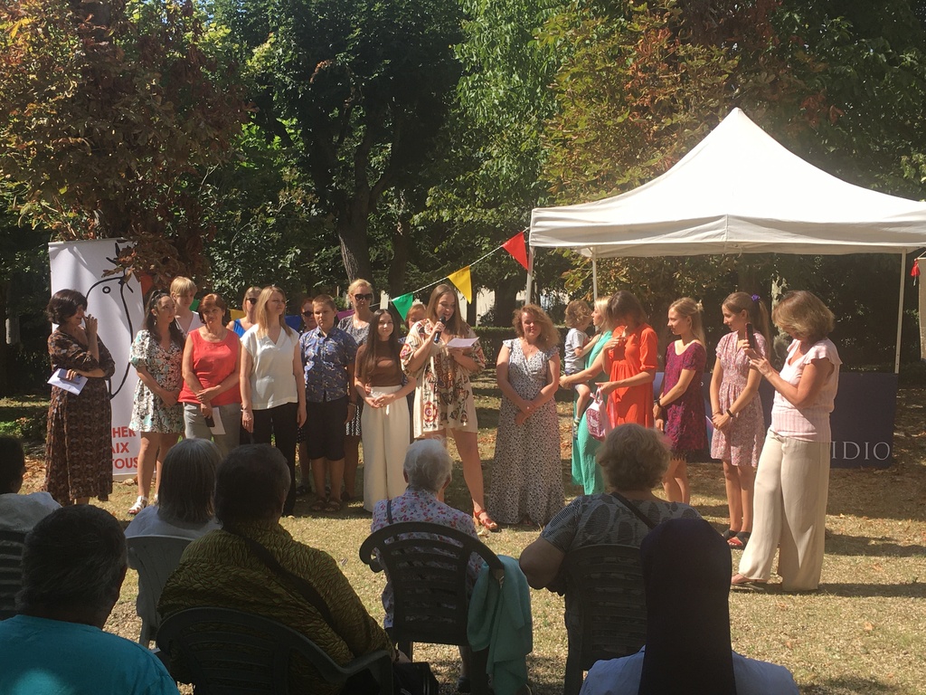 À Paris, une fête de « l’été de solidarité » unit aînés et familles réfugiées d’Ukraine