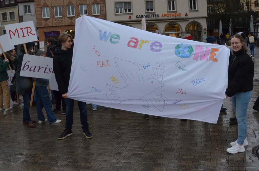 Beim Jugendtreffen der deutschen und österreichischen Jugend für den Frieden eine laute Botschaft: Frieden für die Ukraine und für die ganze Welt!
