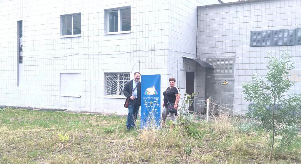 在基辅，圣艾智德团体开设了一个新的人道主义援助分发中心，而被导弹击中的团体总部正在维修