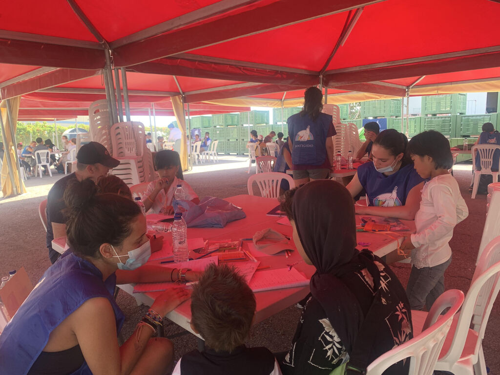 Alerte canicule à Lesbos, mais sous les tentes rouges de Sant'Egidio, les réfugiés peuvent trouvent une école, un repas et de l'amitié