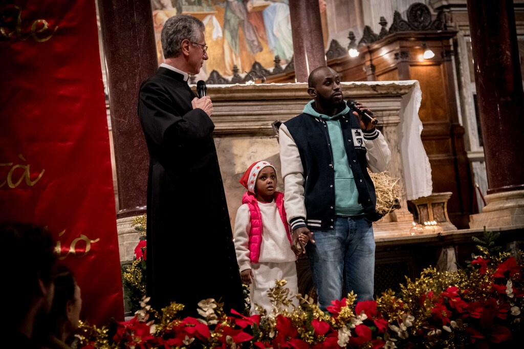 一个团结与和平的圣诞节，从罗马走向世界。来自于特拉斯提维尔圣玛丽亚大教堂的圣诞午餐照片