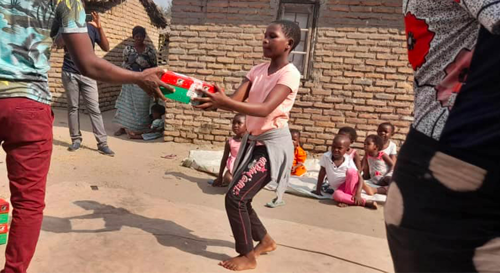 Reabren las escuelas e inmediatamente se celebra una fiesta en Mangochi (Malaui), donde los niños de la Escuela de la Paz reciben un kit de material didáctico
