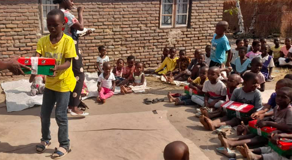Die Schule hat wieder begonnen, Fest in Mangochi/Malawi, wo die Kinder der Schule des Friedens eine Grundausstattung mit Lernmaterialien erhalten haben