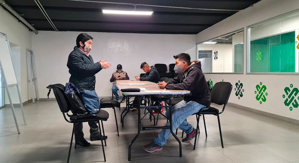 Nunca es demasiado tarde: curso de alfabetización para adultos en Ciudad de México