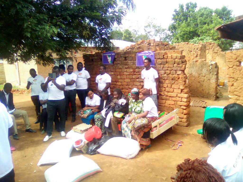 Cambiar la vida de los ancianos en Malaui: ayuda concreta y una mirada de ternura