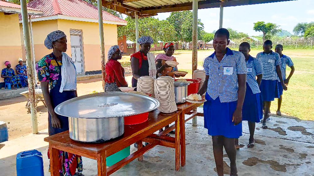 La escuela también es luchar contra la malnutrición y la inseguridad alimentaria: comida sana para los alumnos del campo de refugiados de Nyumanzi