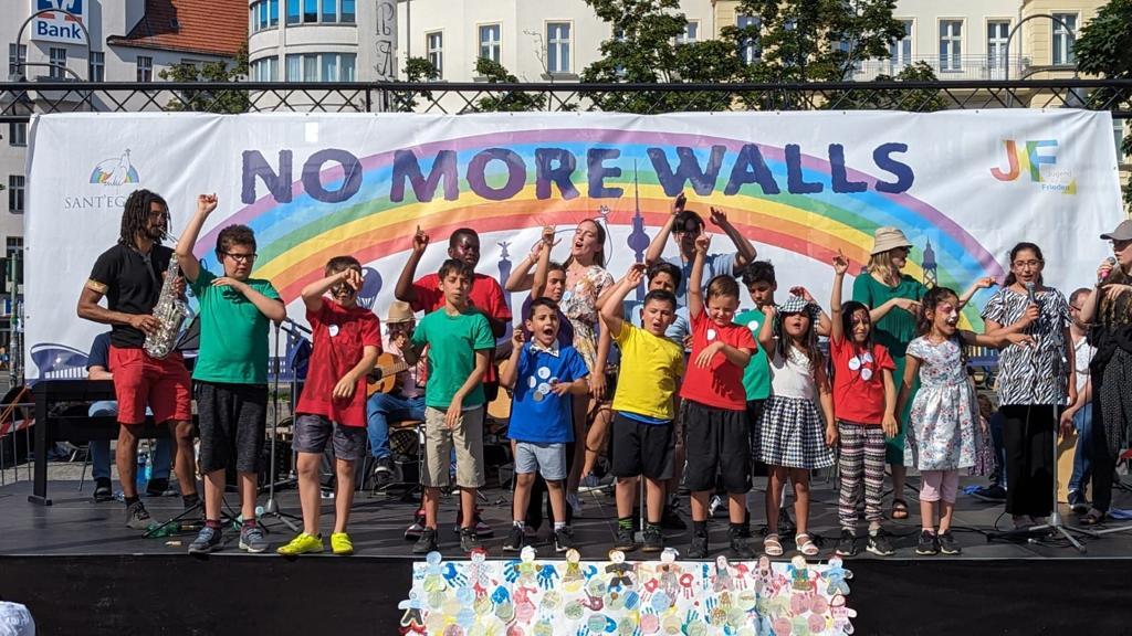 As crianças de Berlim, em preparação do Encontro Internacional "A Ousadia da paz", lançam um apelo: "No more Walls"