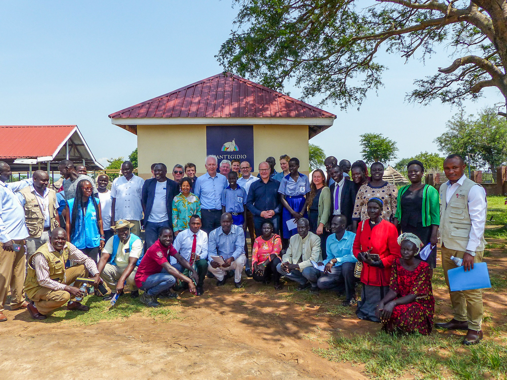 Una delegación de la región de Sajonia (Alemania) visita la Escuela de la paz del campo de refugiados de Nyumanzi, en el norte de Uganda