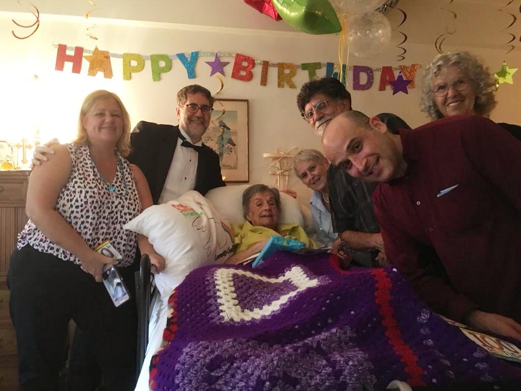 Margie, usia 100 tahun dan memiliki banyak teman!