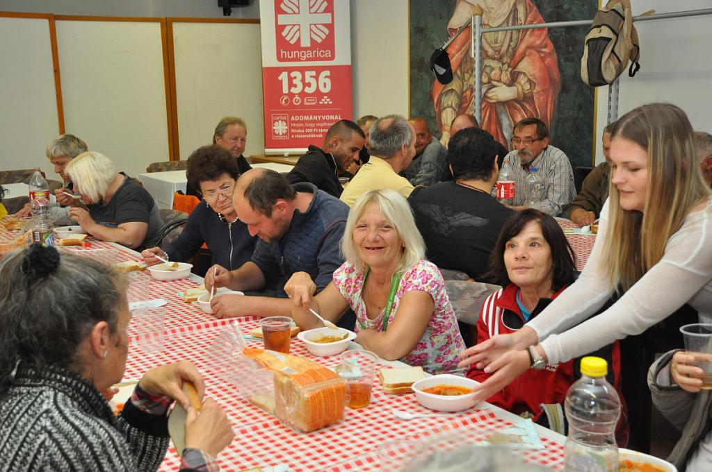 Aan tafel met de daklozen van de stad op de universiteit van Pécs
