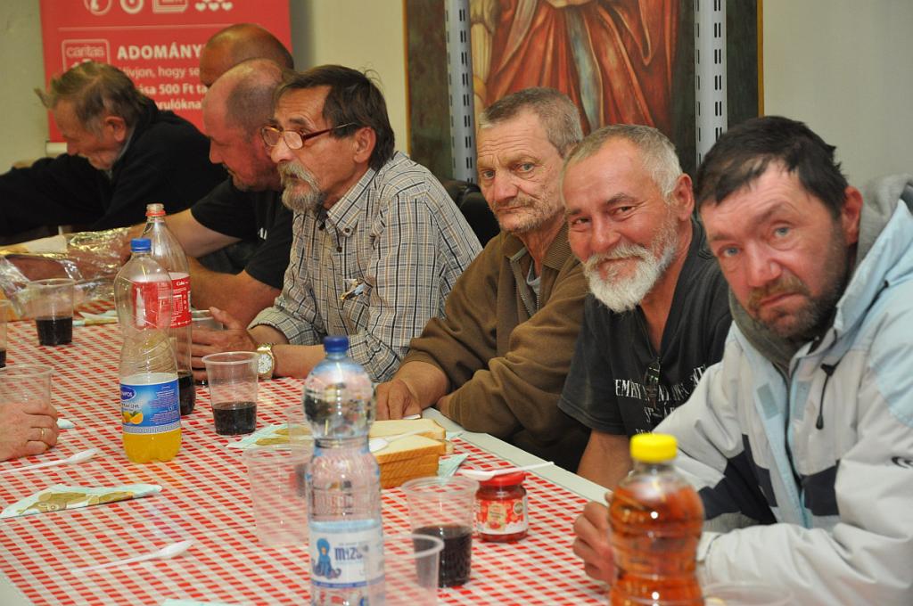 Aan tafel met de daklozen van de stad op de universiteit van Pécs