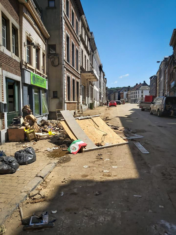 Inondations: dans la Belgique sinistrée, les Jeunes pour la Paix de Liège se joignent aux efforts de secours et réhabilitent un centre d'accueil à Verviers