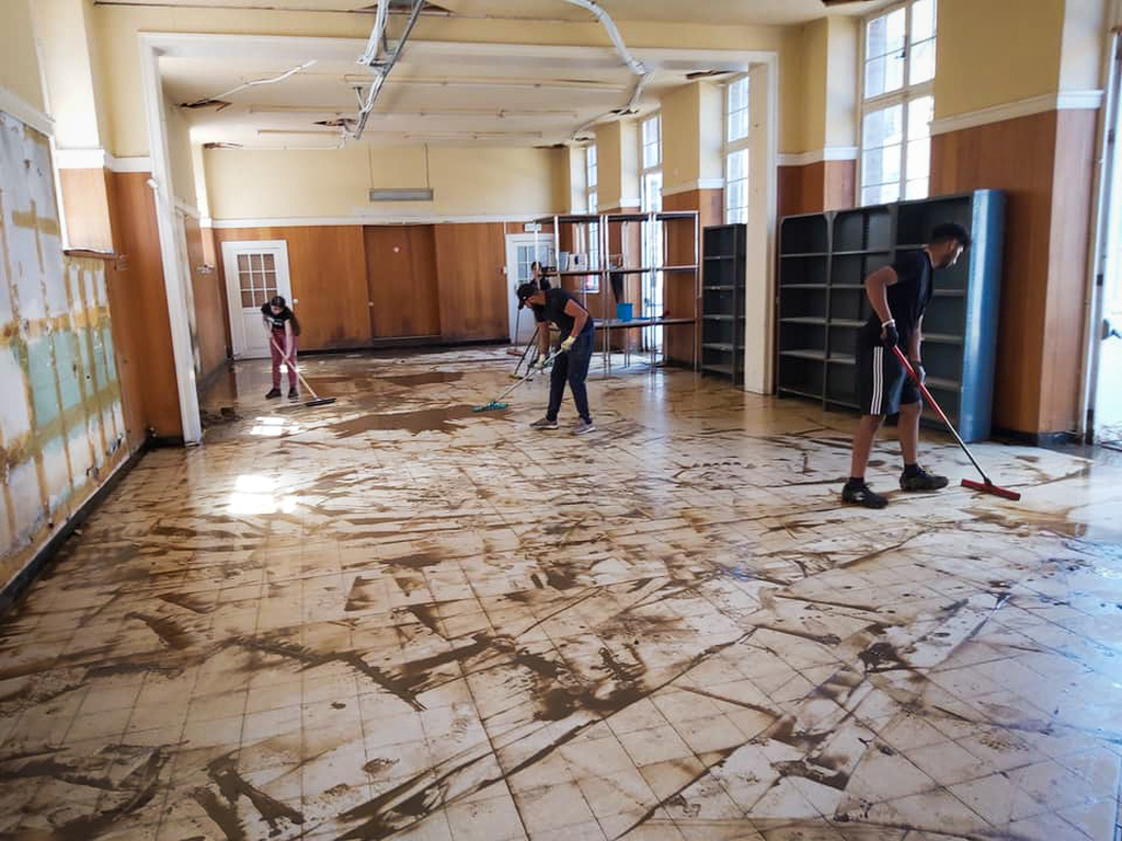 En la Bélgica afectada por las lluvias torrenciales, los Jóvenes por la Paz de Lieja se unen para ayudar y rehabilitan un centro de acogida en Verviers