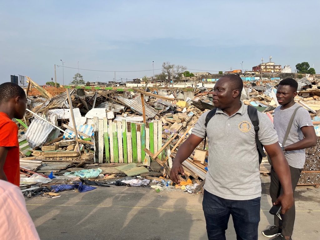 Sant'Egidio hilft der obdachlos gewordenen Bevölkerung nach der Räumung der großen Bidonvilles in Abidjan