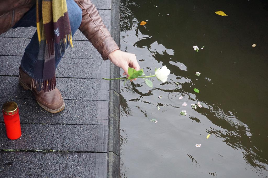 Ad Amsterdam si ricordano i migranti morti nel tentativo di raggiungere l'Europa
