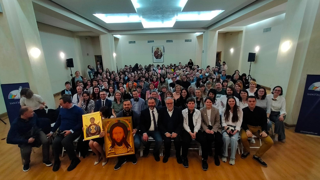 Andrea Riccardi zu Besuch in der Ukraine, ein Zeichen der Verbundenheit mit Gemeinschaften, die durch Gebet und Solidarität seit über einem Jahr dem Krieg widerstehen
