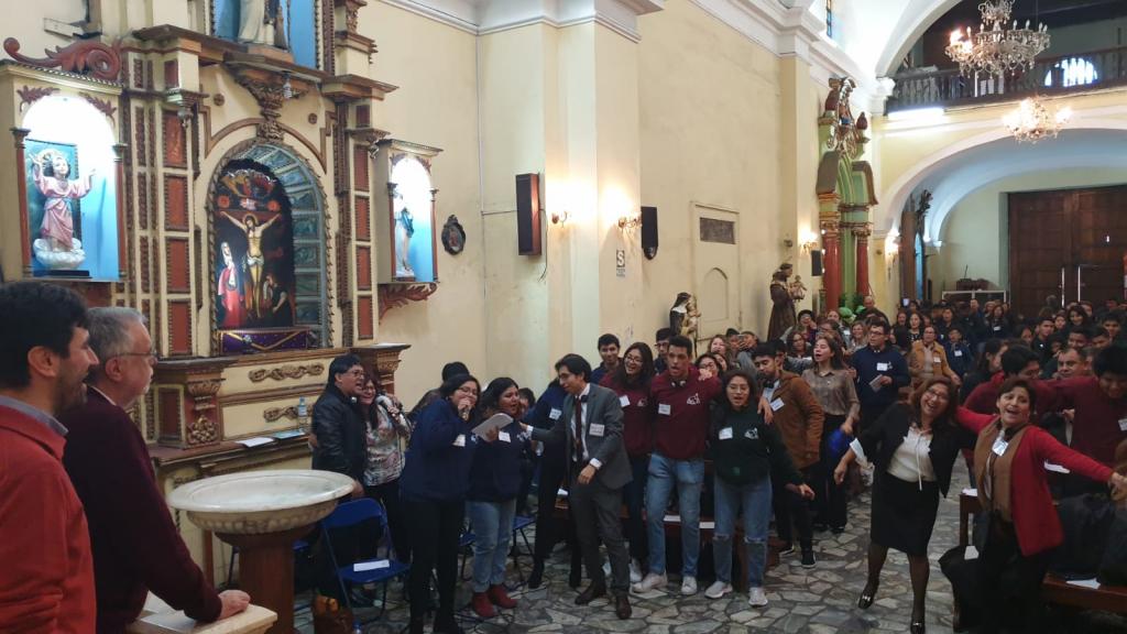Eine Gemeinschaft des Volkes in einer südamerikanischen Großstadt: der Besuch von Andrea Riccardi in Lima