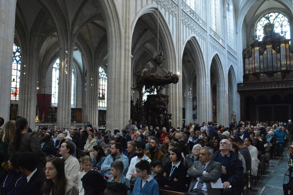 Liturgie van de 55e verjaardag van Sant'Egidio in Antwerpen, voorgegaan door kardinaal Anders Arborelius en feest met de migranten van de humanitaire corridors