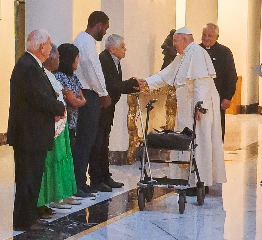 ŚDM w Lizbonie: przed odlotem papież Franciszek spotkał się z osobami młodymi i starszymi