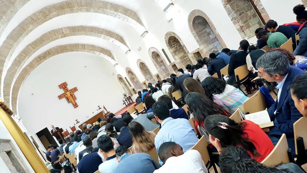 A Assise, sur les traces de saint François: le pèlerinage du congrès international des Communautés de Sant'Egidio
