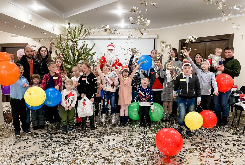 Regala un giocattolo nuovo alle bambine e ai bambini ucraini. Un'iniziativa dei Giovani per la Pace. Guarda il video