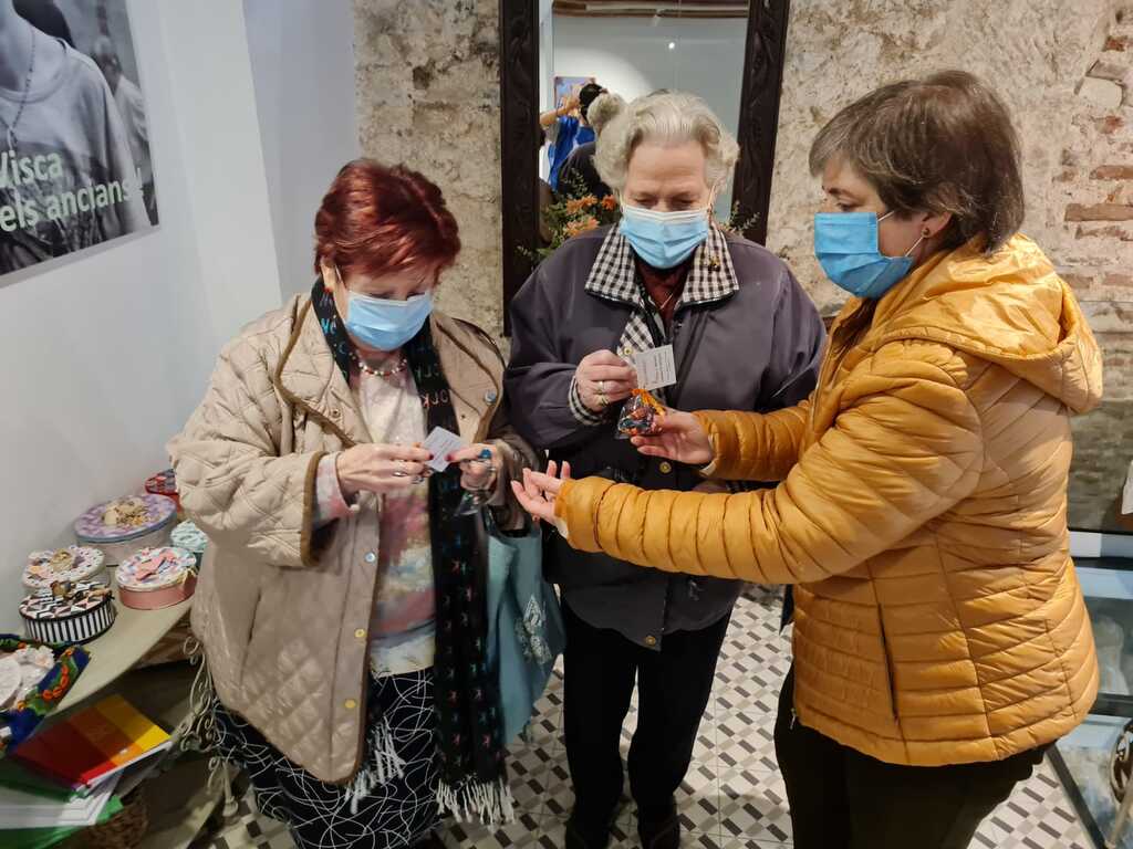 Reobre a Barcelona l'«Espai de Solidaritat», on es ven i compra gratuïtament amistat i atenció als ancians