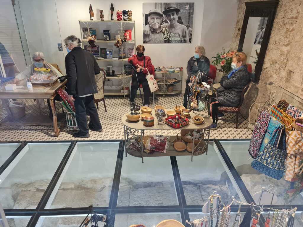 Vuelve a abrir en Barcelona el «Espacio de Solidaridad», donde se vende y se compra gratis amistad y atención para los ancianos