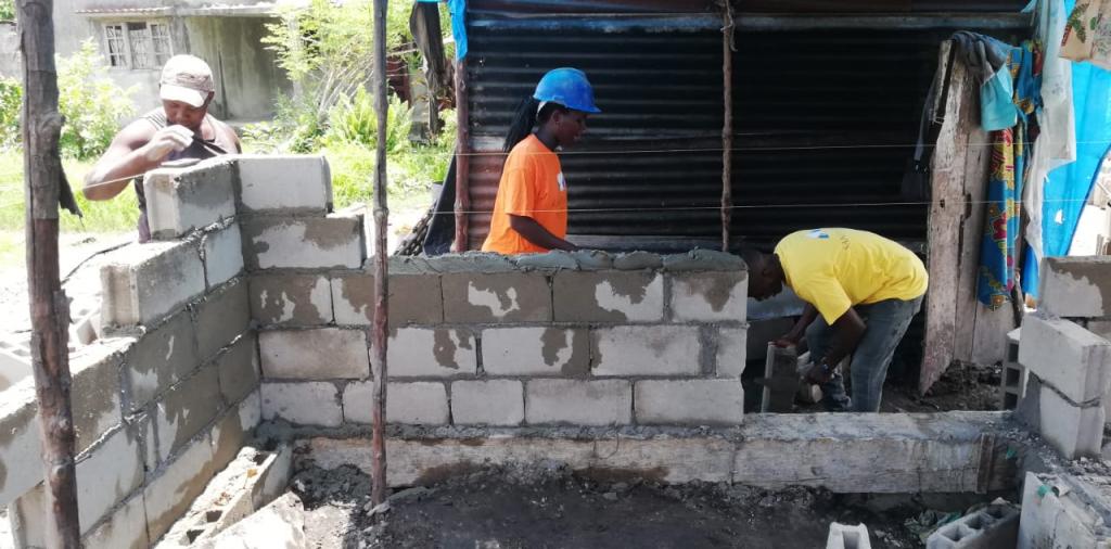 14 mars 2019 - 14 mars 2020 : un an après le cyclone Idai, Beira revit avec les belles maisons colorées construites par Sant'Egidio dans plusieurs quartiers de la ville