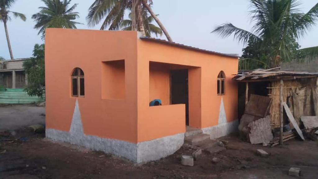 14 mars 2019 - 14 mars 2020 : un an après le cyclone Idai, Beira revit avec les belles maisons colorées construites par Sant'Egidio dans plusieurs quartiers de la ville