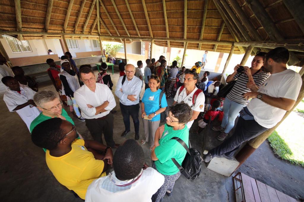La lutte actuelle au Mozambique pour éviter la diffusion du choléra. La file d'attente au centre Dream pour se faire vacciner