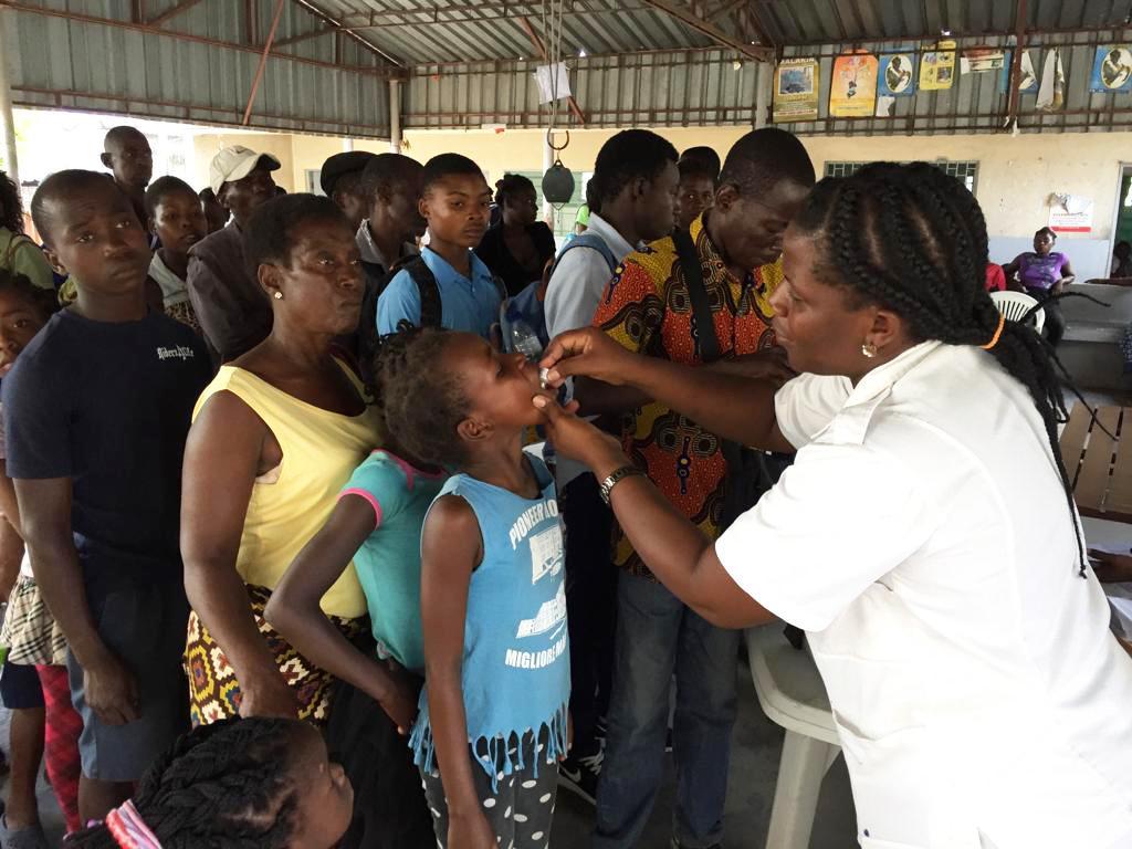 Ahora en Mozambique se trabaja para evitar que se propague el cólera. La gente hace cola en el centro DREAM para vacunarse