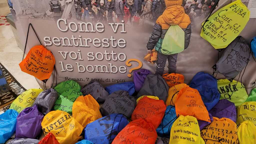 O horror da guerra, visto e narrado pelas crianças na exposição "Vamos fazer a paz?!", das Escolas da Paz. Em Roma até 26 de Março