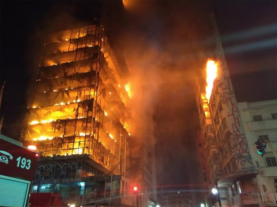 Verwoest door een brand: het gebouw waar de kinderen van de School van Vrede van Sao Paolo, Brazilië woonden.