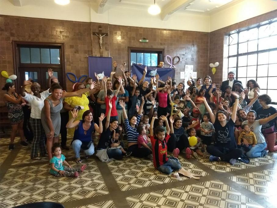 Durch einen Brand wurde das Hochhaus zerstört, in dem die Kinder der Schule des Friedens von Sao Paolo in Brasilien gewohnt haben