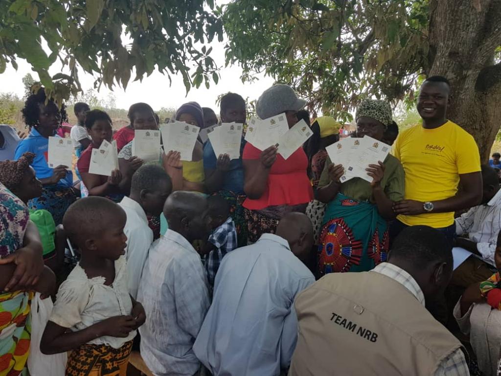 Crianças invisíveis na África: BRAVO! entrega 30.000 certidões de nascimento no distrito de Balaka, no Malawi