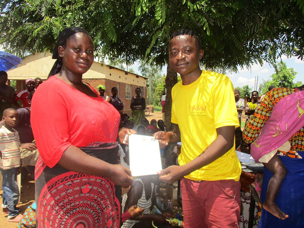 Bambini invisibili in Africa: BRAVO! consegna 30.000 certificati di nascita nel distretto di Balaka in Malawi