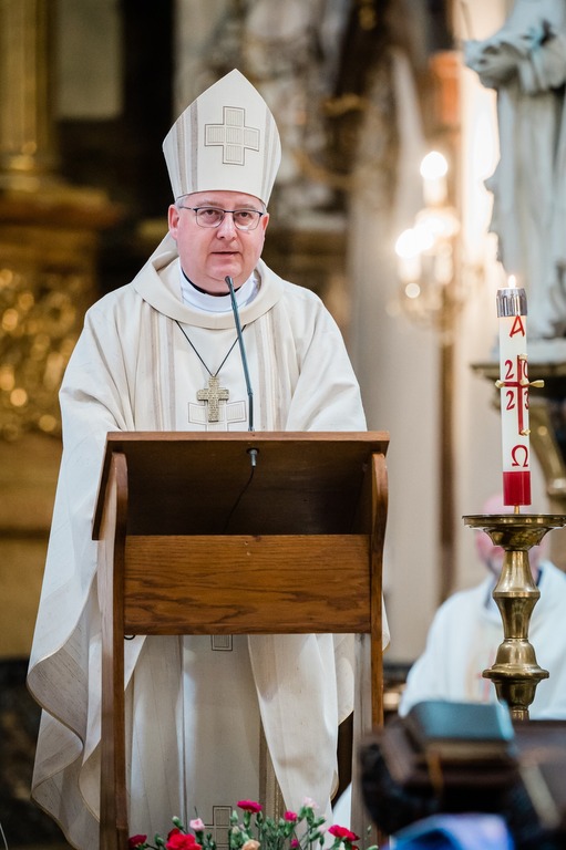 Record de les persones sense llar a Brno, a la República Txeca, presidit pel bisbe Pavel Konzbul
