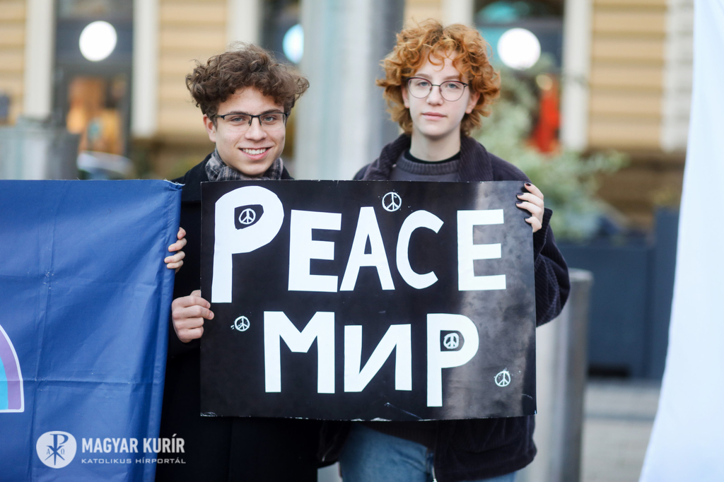 El crit de la pau: la veu de les religions i de les víctimes de la guerra domina els sorolls del trànsit de Budapest per un dia