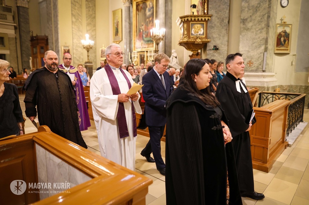 Pregària a Budapest en record del porraimos (holocaust dels gitanos) i de l'atemptat de Kisléta