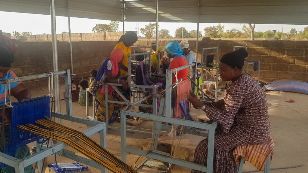 Un taller de costura para mujeres que huyen de ataques terroristas en el norte de Burkina Faso
