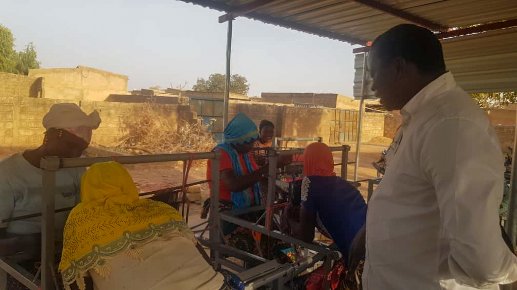 Un taller de costura per a dones que fugen d'atacs terroristes al nord de Burkina Faso