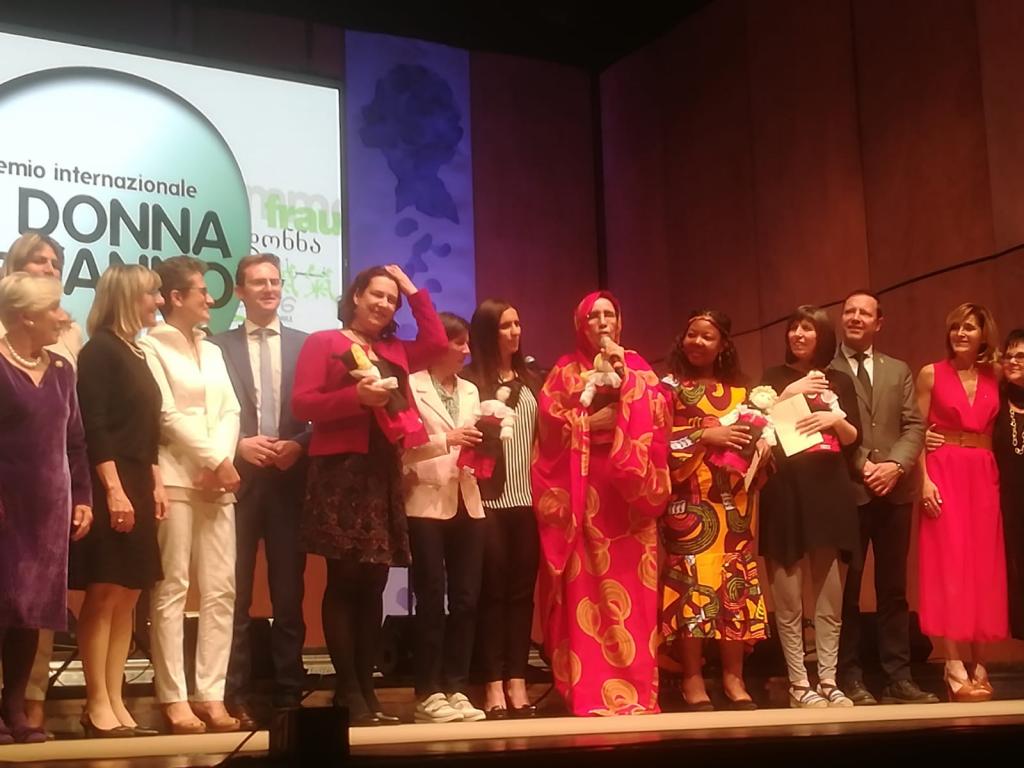 Le prix Femme de l'Année 2019 - popularité, décerné à Cacilda Massango, activiste du programme DREAM de Sant'Egidio