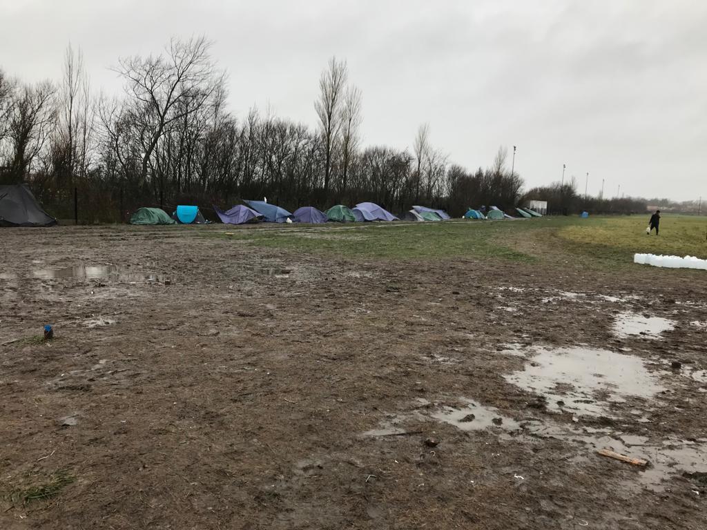 En Calais, donde termina Europa, la Navidad para todos llega a los migrantes