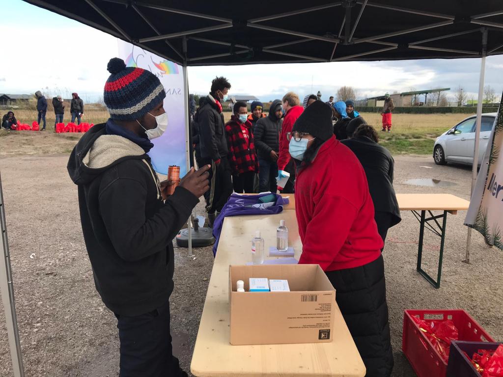 En Calais, donde termina Europa, la Navidad para todos llega a los migrantes