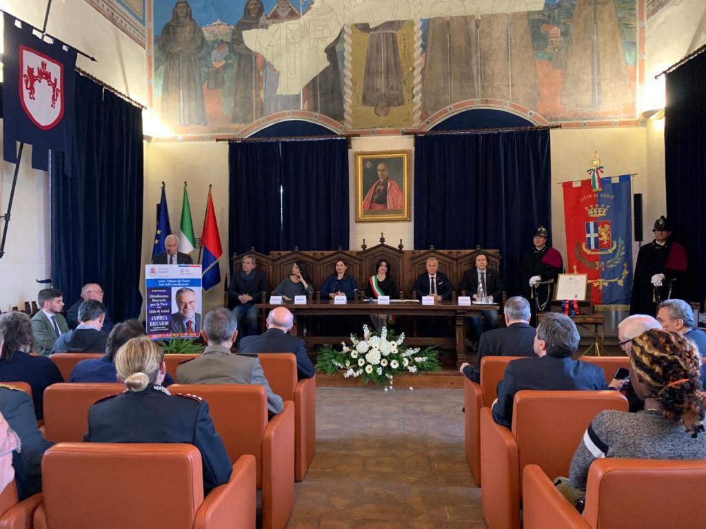 „Sant’Egidio empfindet überall auf der Welt eine Zugehörigkeit zu Assisi und ist mit der Friedensbotschaft dieser Stadt verbunden“. Ehrenbürgerschaft des Friedens für Andrea Riccardi