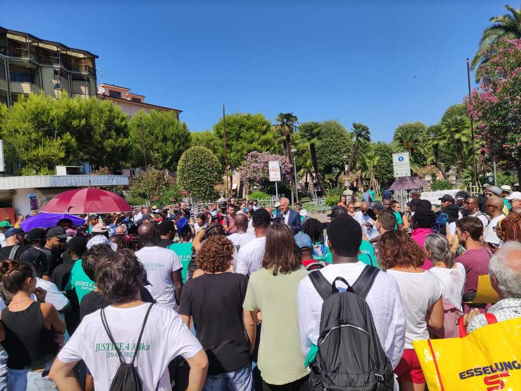 Una delegación de Sant'Egidio participa en la manifestación de solidaridad con la familia de Alika Ogochukwu: No a la distancia, al desprecio y a la violencia
