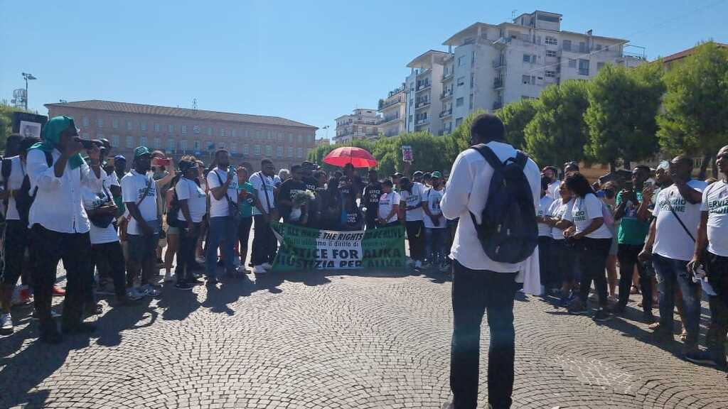 A delegation of Sant’Egidio has participated in the demonstration of solidarity with the family of Alika Ogochukwu to say NO to indifference, contempt, and violence