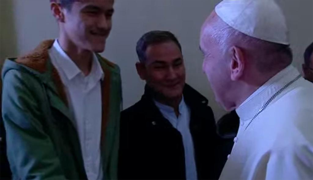 El papa Francesc i els refugiats de Lesbos davant de la creu dels migrants: